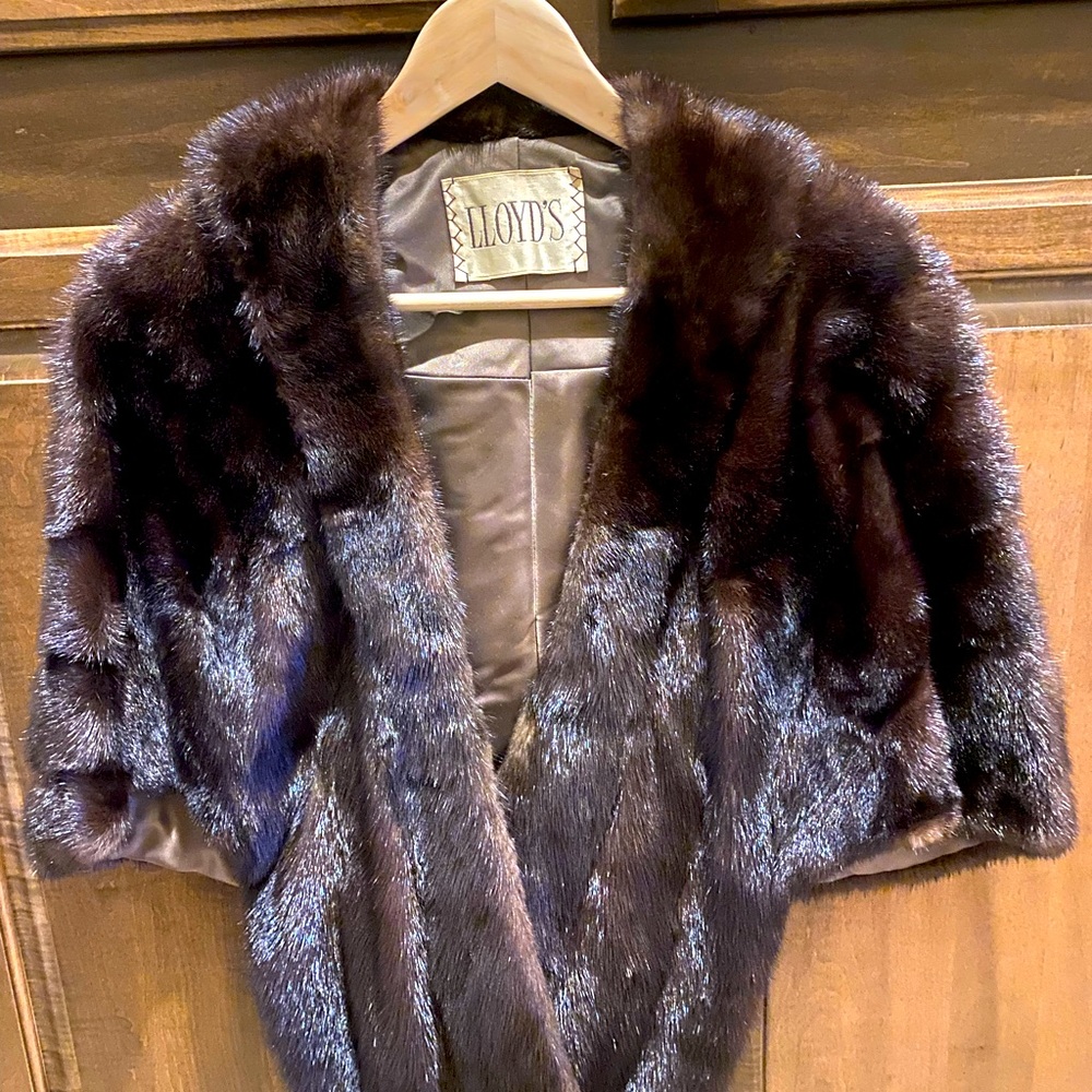 Beautiful vintage Lloyd’s fur stole. Very nice and size is small-medium.